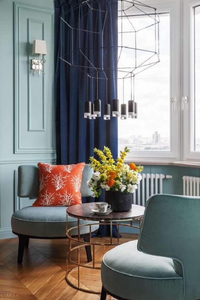 55. Sala moderna com cortina azul e decora&ccedil;&atilde;o de tons de azul &ndash; Foto Behance