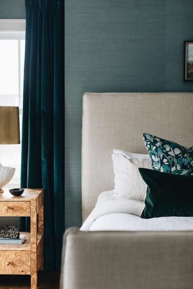 38. Quarto de casal com cortina azul escuro e m&oacute;veis neutros &ndash; Foto Decor Pad