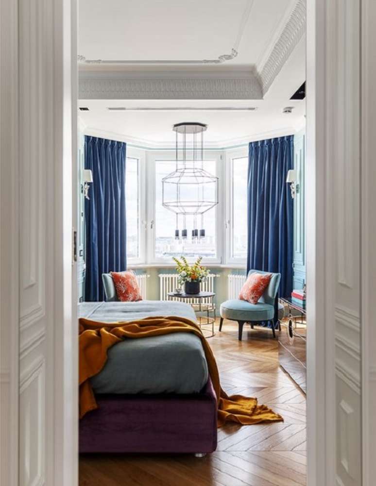 37. Quarto de casal com cortina azul &ndash; Foto Aspiremetro