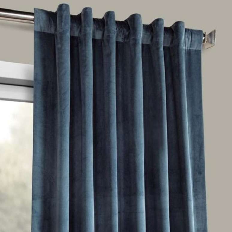 29. Quarto com cortina azul escuro &ndash; Foto Home Depot