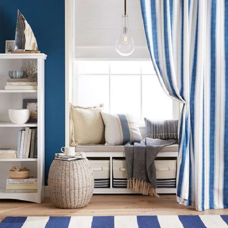 59. Canto de leitura com cortina listrada azul &ndash; Foto Walmart