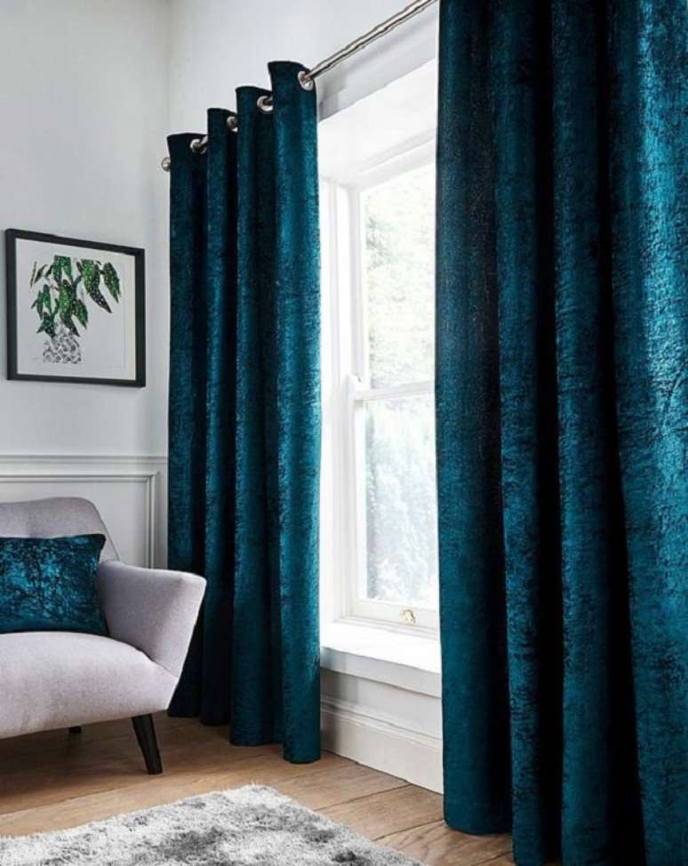 14. Cortina azul na sala com poltrona cinza &ndash; Foto Home Essentials