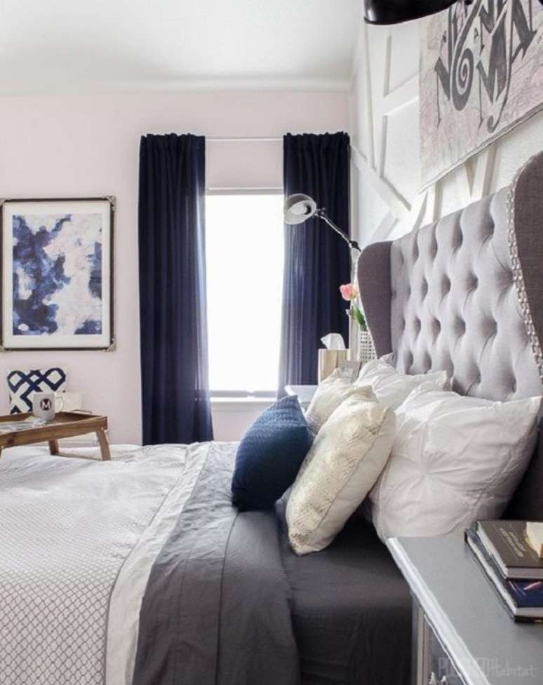 13. Cortina azul marinho para quarto de casal neutro &ndash; Foto Polished Habitat