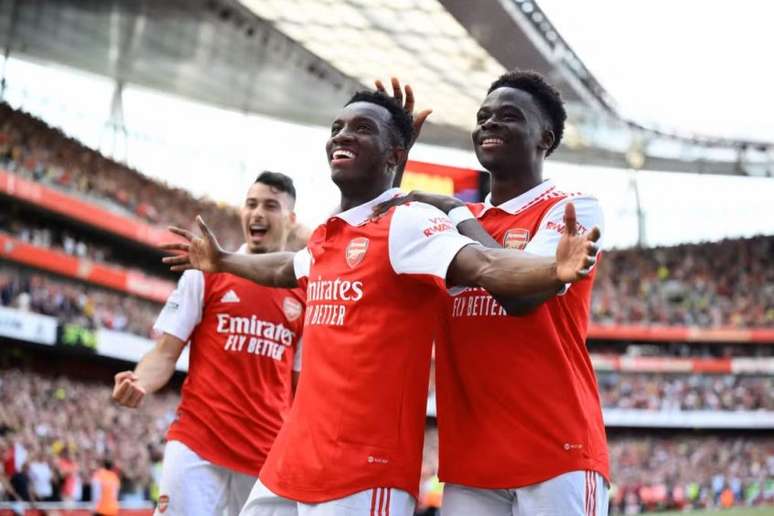 Saka (à dir.) é um dos principais nomes do Arsenal atualmente (Foto: DANIEL LEAL / AFP)