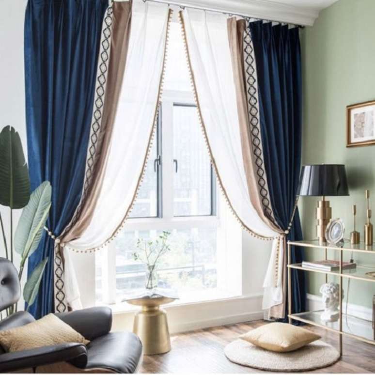 44. Sala de estar com cortina azul e bege &ndash; Foto Etsy