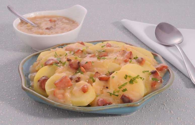 Salada de batata quente – Foto: Guia da Cozinha