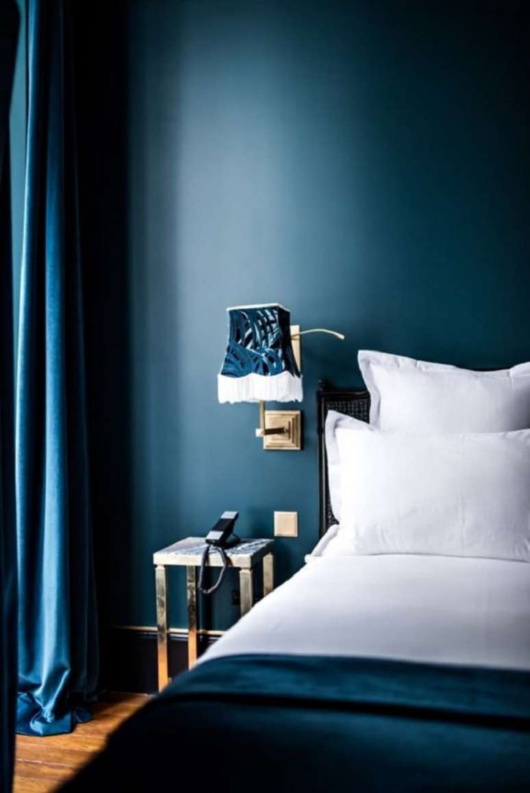 60. Cortina azul com mesa espelhada &ndash; Foto BlogLovin