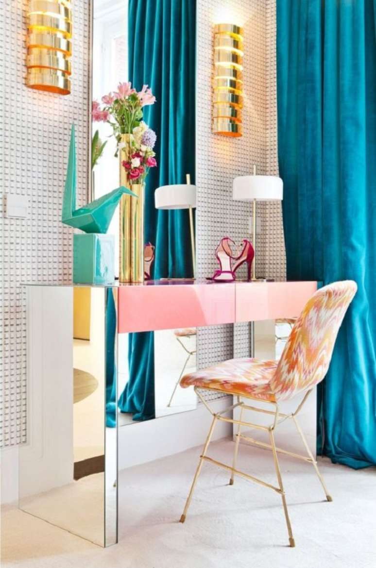 28. Quarto com cortina azul e m&oacute;veis espelhados &ndash; Foto Eldia