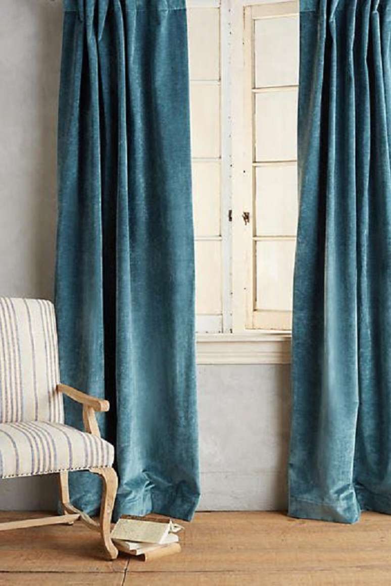 67. Cortina azul com poltrona bege &ndash; Foto Leedy Interiors