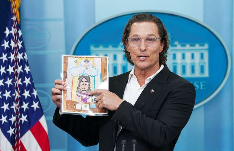 Matthew McConaughey segura desenho de uma das crian&ccedil;as assassinadas no tiroteio em escola de Uvalde 