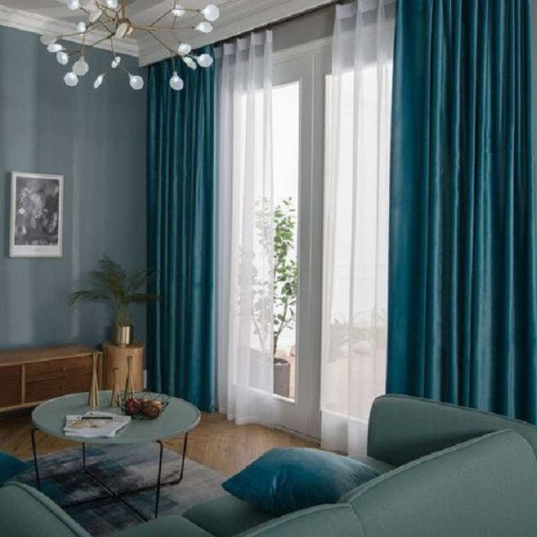 52. Sala moderna com cortina azul e branca &ndash; Foto Decoholic