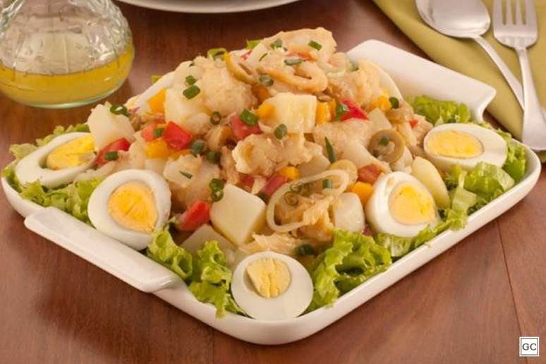 Salada de bacalhau e ovos – Foto: Guia da Cozinha