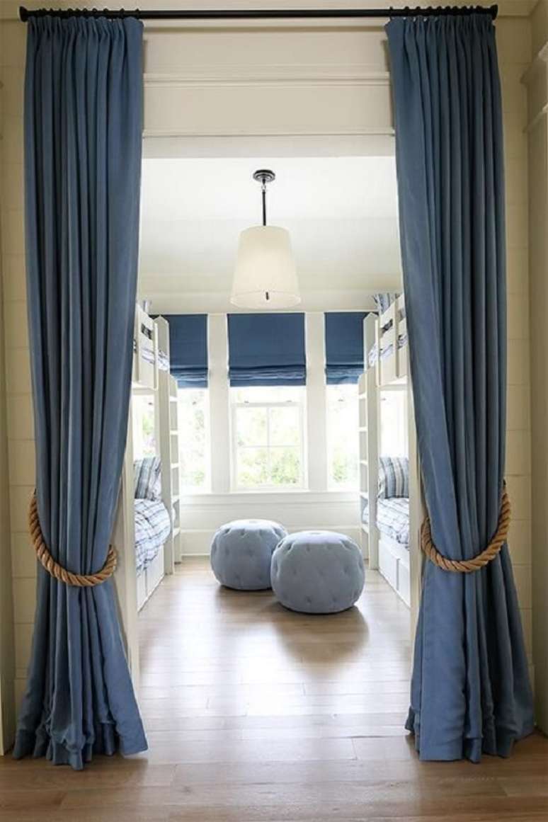 31. Quarto com cortina azul para dividir ambientes &ndash; Foto Decorpad