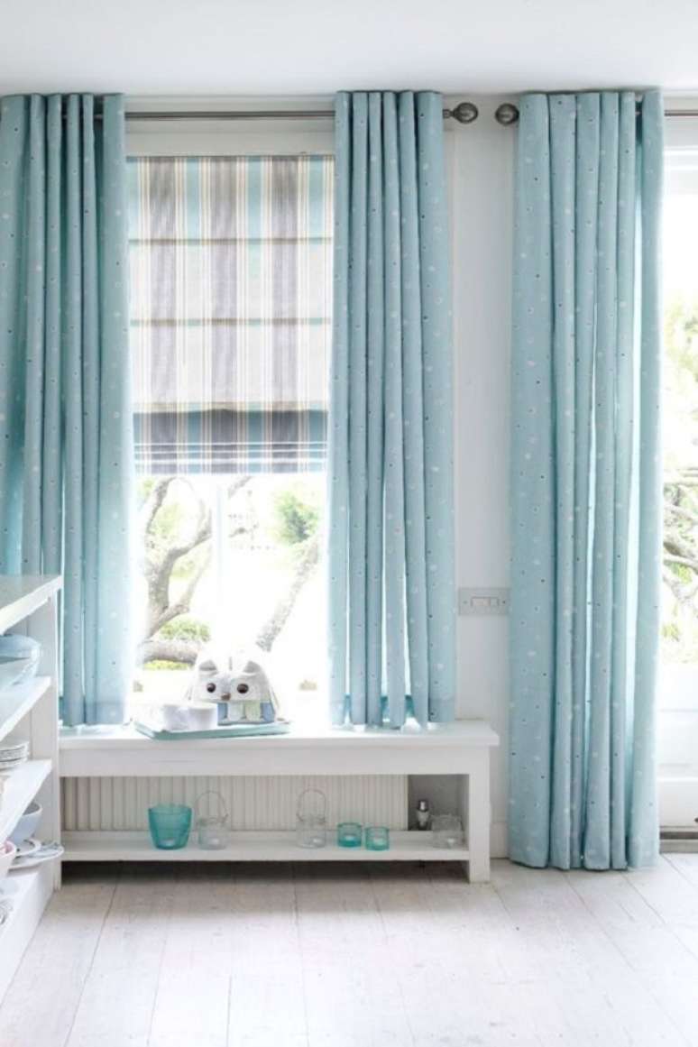 22. Quarto com cortina azul claro e m&oacute;veis brancos &ndash; Foto Hillarys