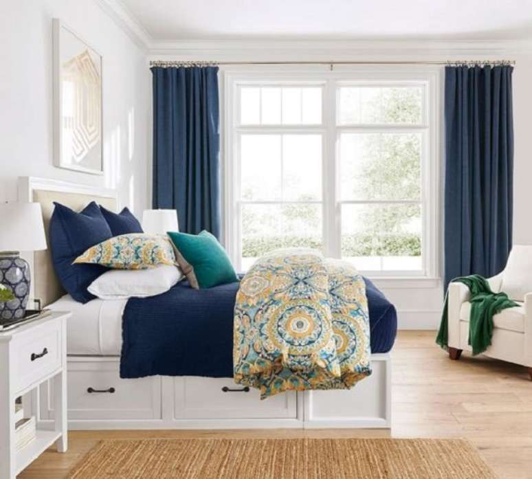 32. Quarto de casal branco com cortina azul marinho &ndash; Foto Pottery Barn