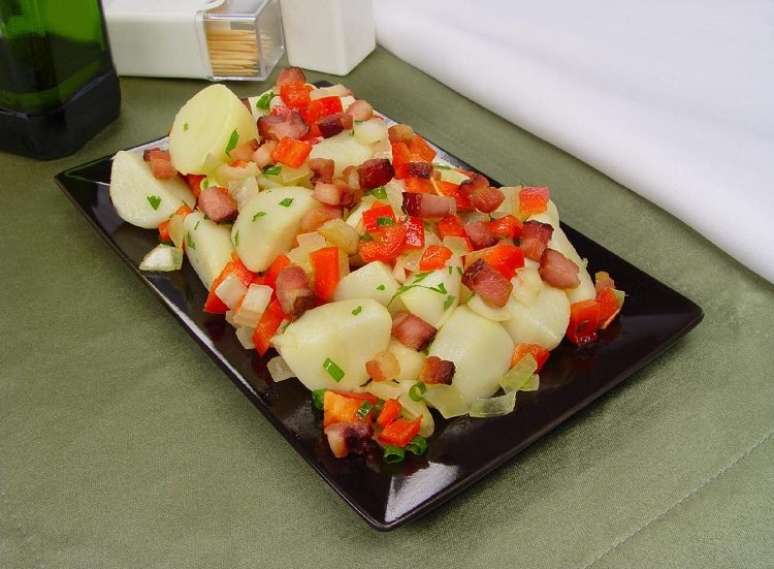 Salada de batata cozida com bacon – Foto: Guia da Cozinha