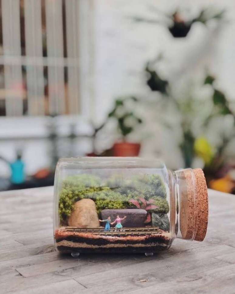 13. As miniaturas deixam o terr&aacute;rio fechado mais alegre e divertido. Fonte: Jardim no Pote