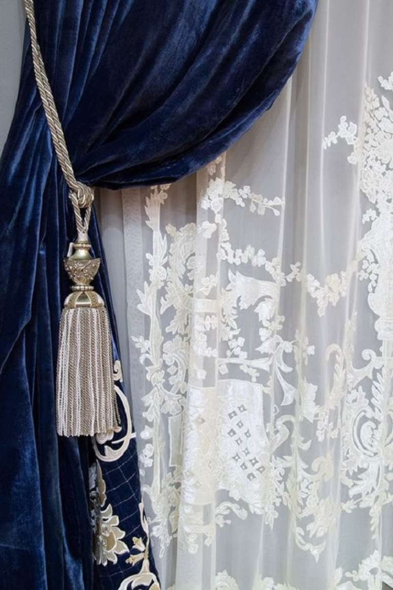 62. Cortina azul com bordados &ndash; Foto Williz