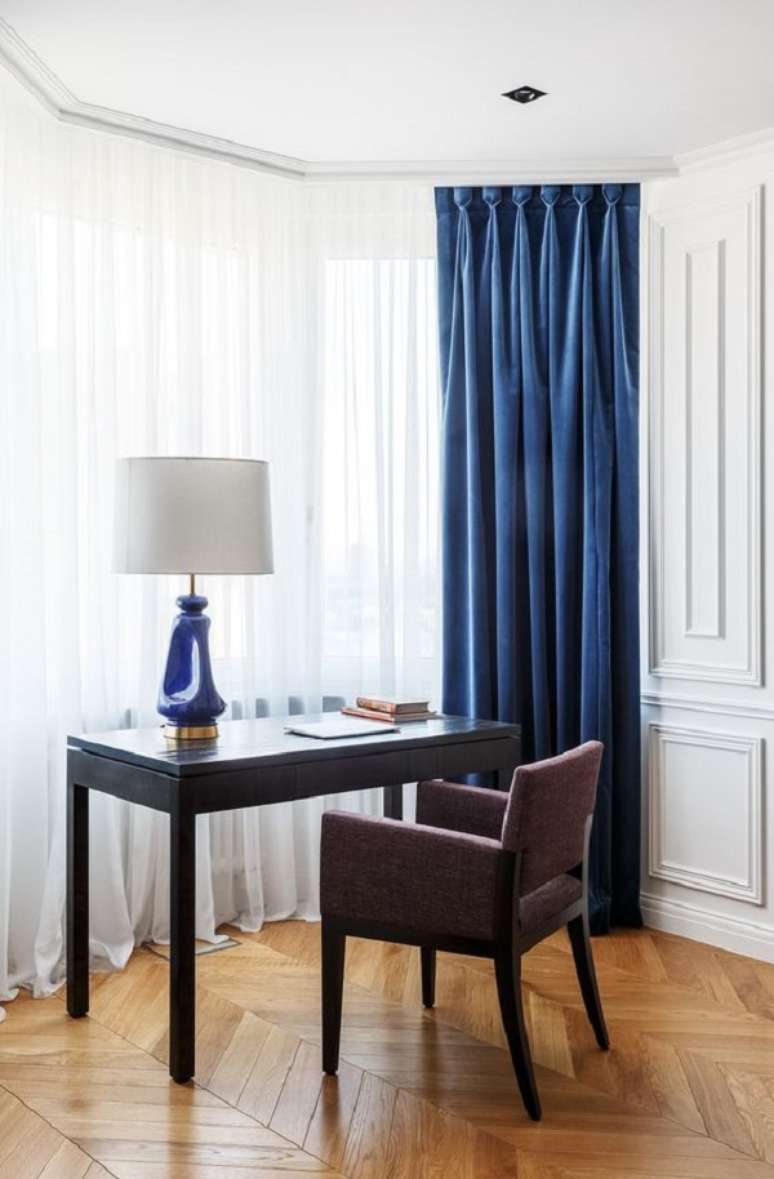 24. Escrit&oacute;rio com cortina azul e branca &ndash; Foto Behance