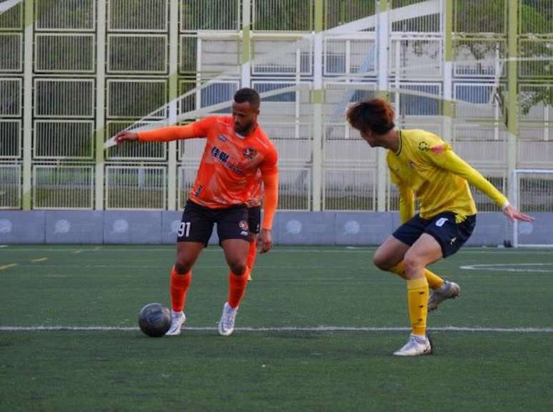 Meia Thiago Silva em ação pelo Yuen Long (Foto: Divulgação/Yuen Long)