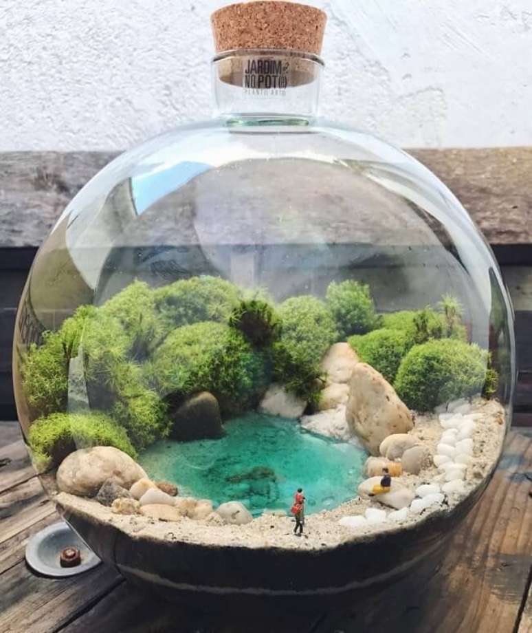 30. O lago artificial traz um toque especial para o terr&aacute;rio fechado. Fonte: Jardim no Pote