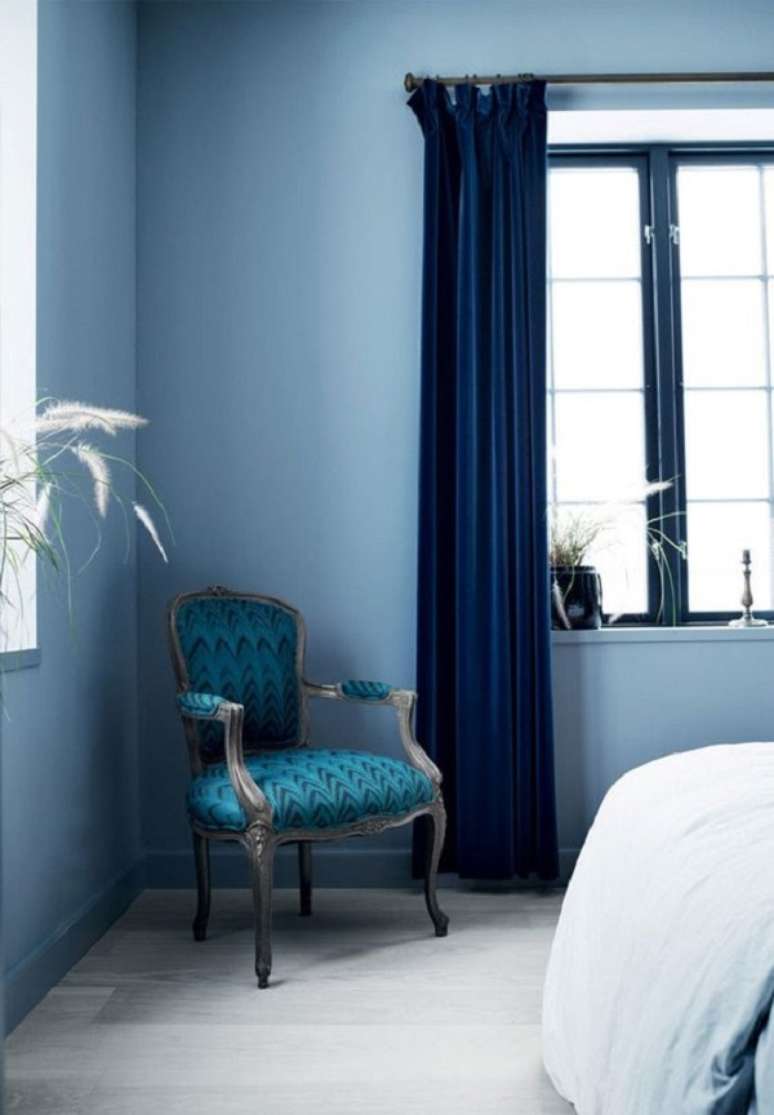 34. Quarto de casal moderno com cortina azul marinho &ndash; Foto zDesignat Home