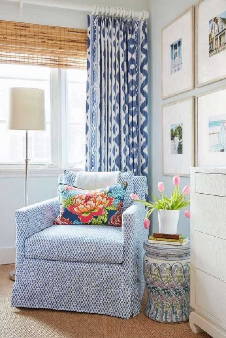 43. Sala com cortina azul e m&oacute;veis brancos &ndash; Foto Tempo da Delicadeza