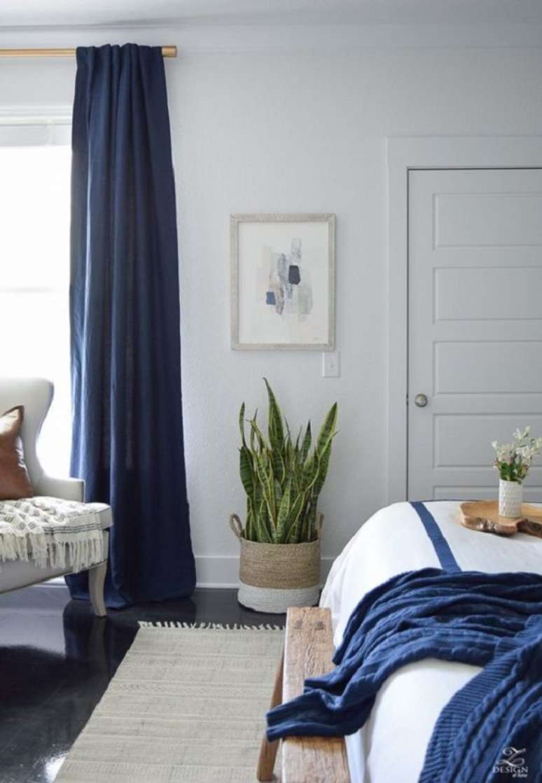 35. Quarto de casal moderno com cortina azul marinho &ndash; Foto Designat Home