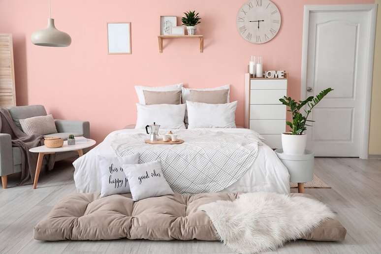 8. Quarto de casal em rosa e nude. Fonte: AdobeStock