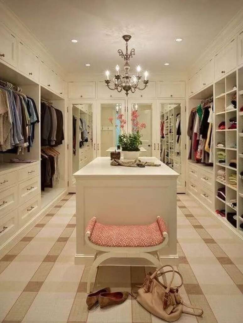 47. Projeto de closet em u com ilha e banco rosa. Fonte: OMG Home Decor