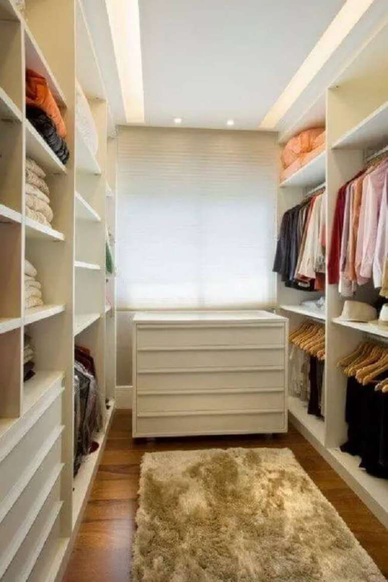 51. Projeto de closet em u com porta e c&ocirc;moda. Fonte: Samia Sara Dinetesta