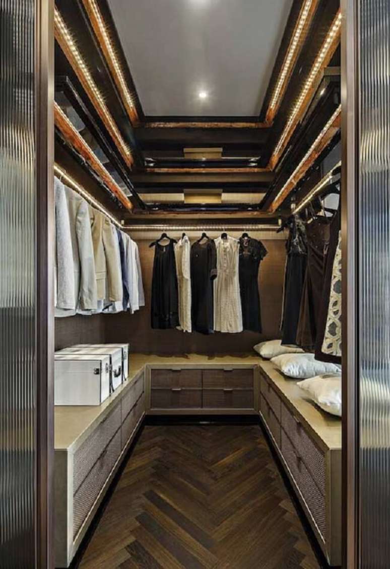34. Modelo de closet em u planejado. Fonte: Decor F&aacute;cil