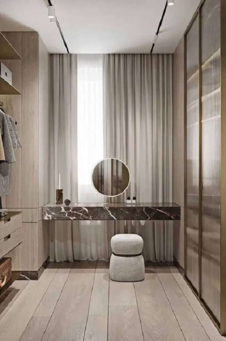14. Closet em u com penteadeira e bancada de m&aacute;rmore. Fonte: Architonic