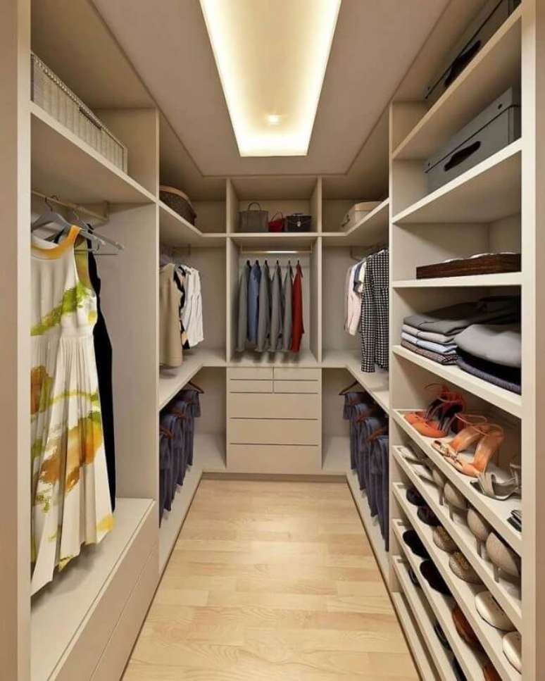 2. Closet em u repleto de prateleiras e nichos. Fonte: Studio JR2 Arquitetura