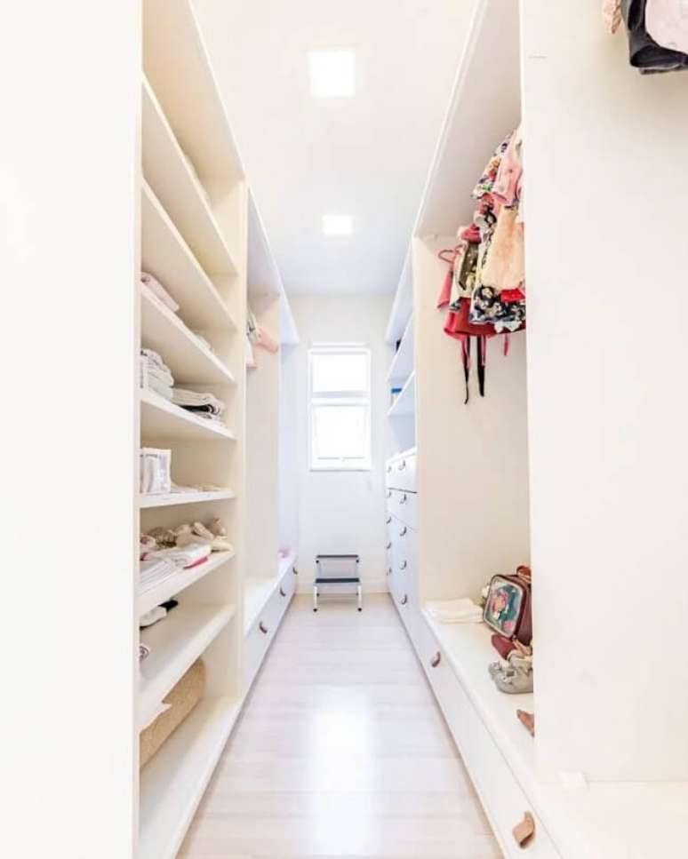 57. Projeto de closet em u pequeno planejado clean e moderno. Fonte: Brio Arquitetura