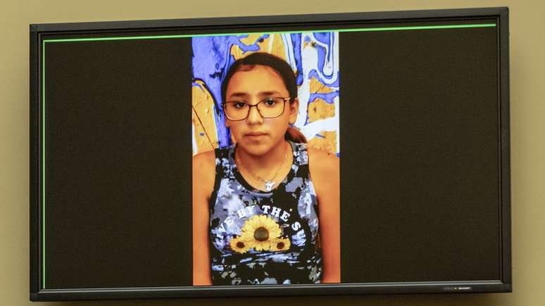 Miah: 'Ele disse 'boa noite' &agrave; minha professora e atirou na cabe&ccedil;a dela'