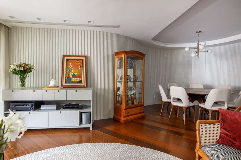 Nesse projeto, principalmente no ambiente da sala, é evidente a mescla entre o antigo e o novo. O primeiro, representado principalmente pelo quadro e cristaleira e o segundo, pela mobília. Projeto é assinado pela arquiteta Andrea Camillo.