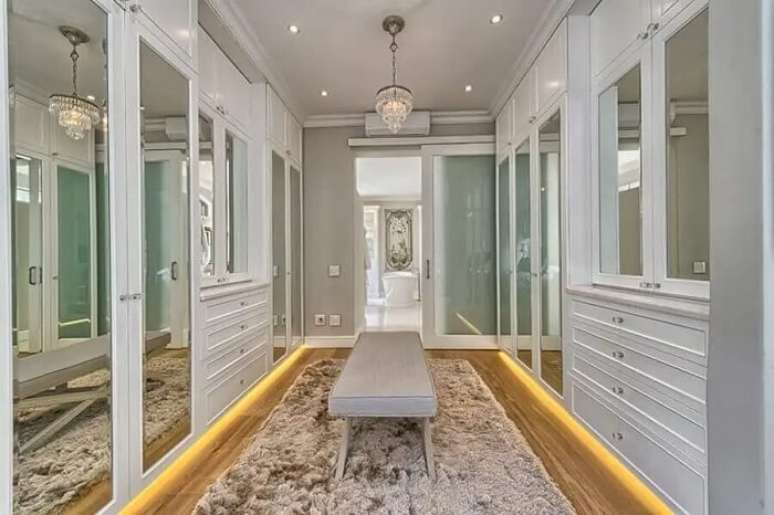 9. A ilumina&ccedil;&atilde;o traz um toque especial para o closet em u. Fonte: Behance