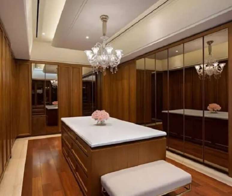 52. Projeto de closet em u com porta espelhada. Fonte: Homify