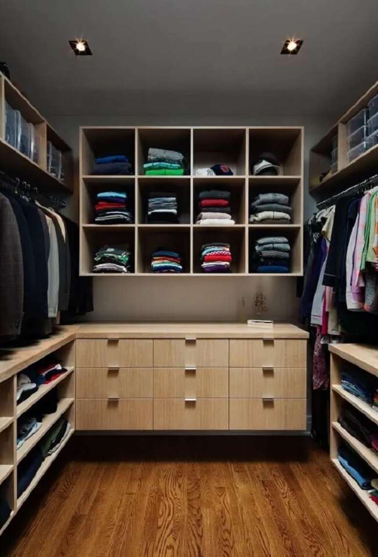 12. Closet em u com decora&ccedil;&atilde;o simples. Fonte: Houzz