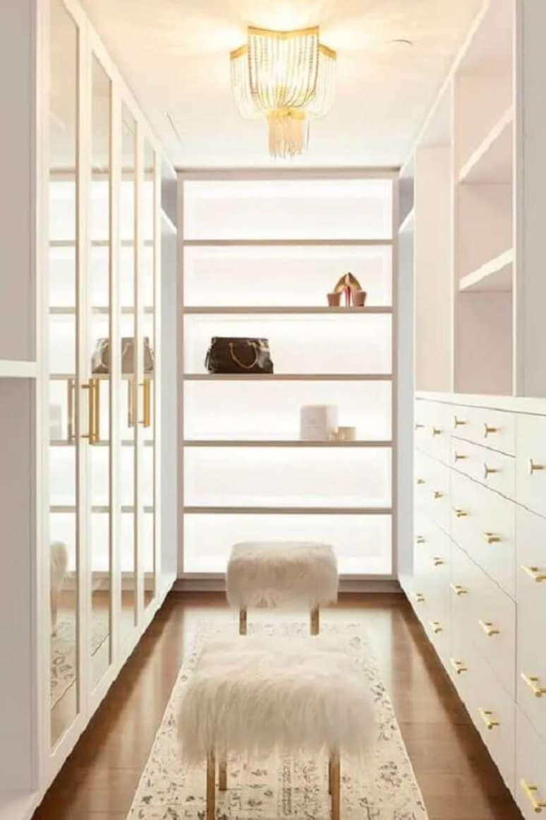 41. Os detalhes em dourado deixam o closet em u mais sofisticado. Fonte: Desire To Inspire