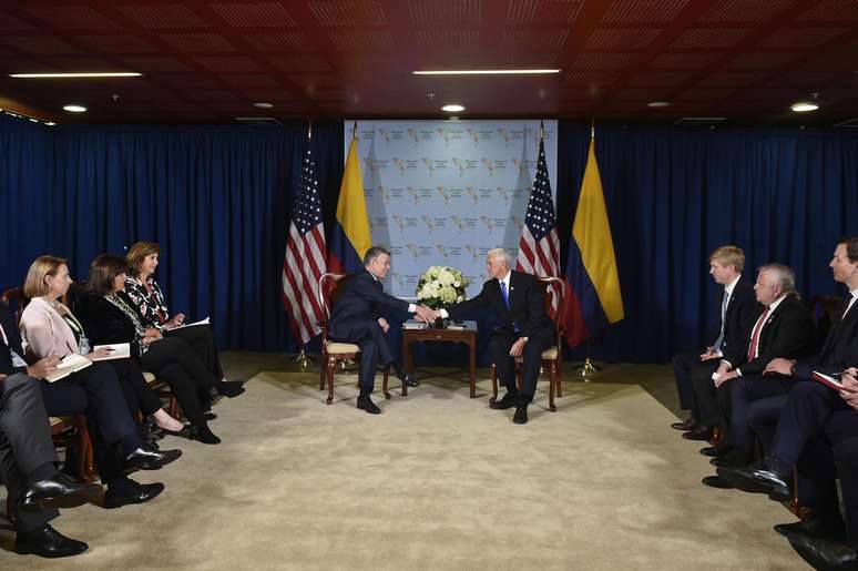 Presidente colombiano Juan Manuel Santos e o vice-presidente americano, Mike Pence, apertam as mãos durante a Cúpula das Américas de 2018 em Lima, Peru. Na ocasião, o ex-presidente americano Donald Trump não compareceu ao encontro.