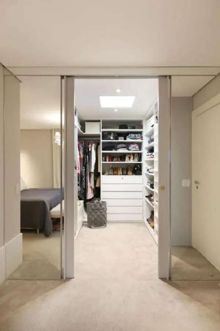 7. Closet em u com porta e parede espelhada. Fonte: Karen Piscada