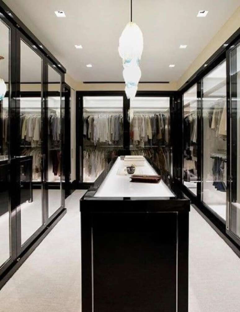 21. Closet em u feito com marcenaria preta. Fonte: Decoratorist