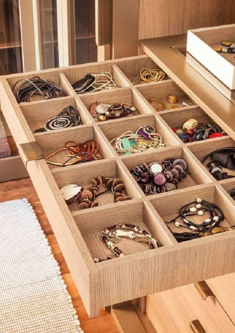 13. Closet em u com marcenaria planejada para organiza&ccedil;&atilde;o de roupas, sapatos e joias. Fonte: El Mueble