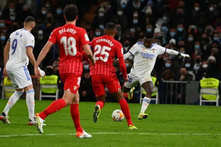 Vini Jr. decretou a vitória do Real Madrid sobre o Sevilla aos 42 minutos da etapa final (Foto: GABRIEL BOUYS / AFP)