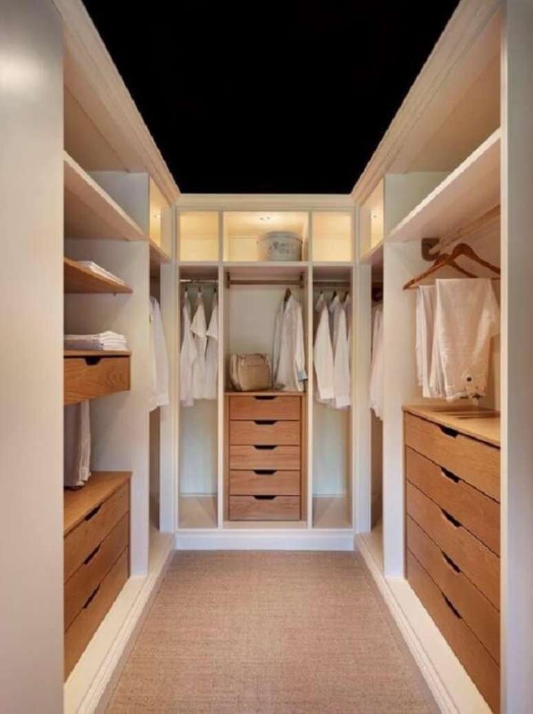 42. Os gaveteiros ajudam na organiza&ccedil;&atilde;o do closet em u. Fonte: John Lewis of Hungerford