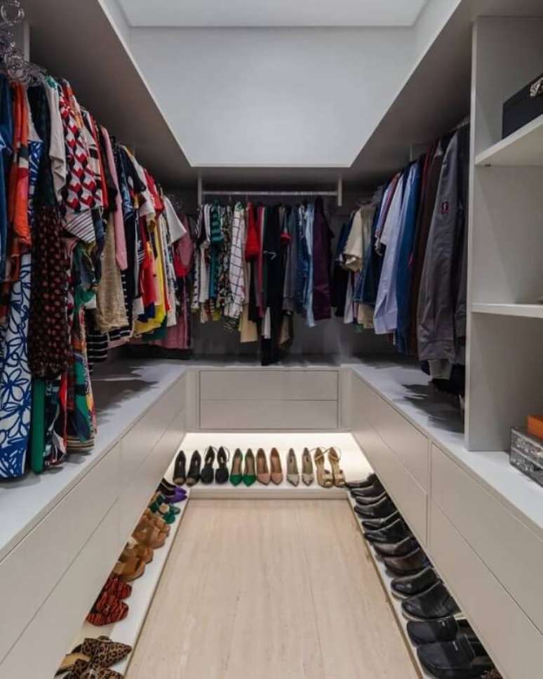 3. Projeto de closet em u ajuda na organiza&ccedil;&atilde;o de roupas e sapatos. Fonte: PMZ Arquitetura