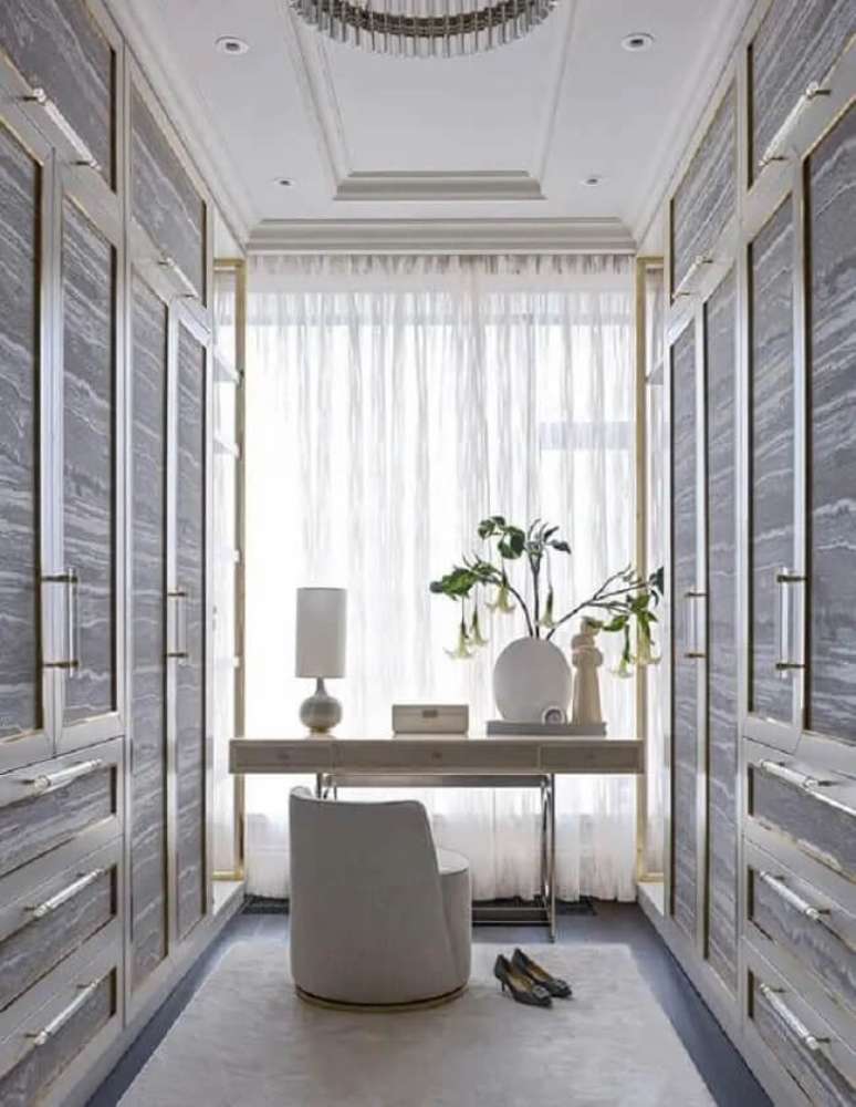 17. Closet em u com penteadeira e poltrona moderna. Fonte: Architonic
