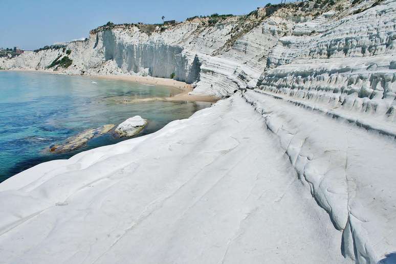 Em Scala dei Turchi, a rocha branca d&aacute; em uma praia em formato de cora&ccedil;&atilde;o.